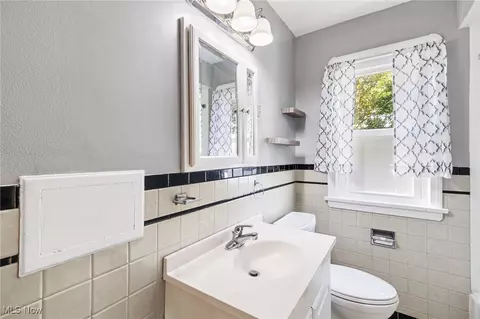 Bath - 6096 Wareham Dr, Parma, OH 44129 photo 2 of 4