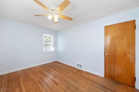 Bedroom - 6096 Wareham Dr, Parma, OH 44129 photo 6 of 8