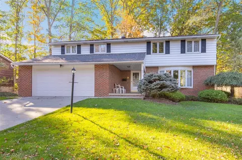 8501 Pin Oak Dr, Parma, OH 44130