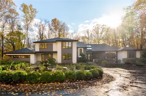 10 River Mountain Dr, Moreland Hills, OH 44022