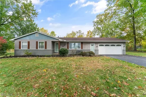 7111 Pine Grove Dr, Hubbard, OH 44425