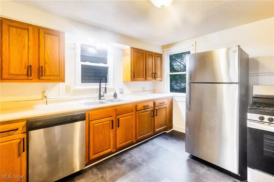 Kitchen - 1651 Price Rd, Youngstown, OH 44509 photo 3 of 3