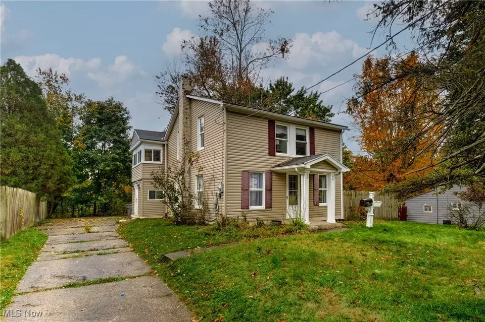 Exterior - 1651 Price Rd, Youngstown, OH 44509 photo 2 of 9