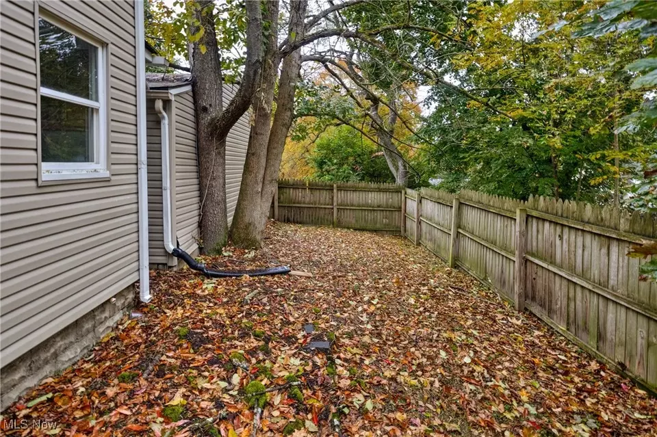 Exterior - 1651 Price Rd, Youngstown, OH 44509 photo 8 of 9