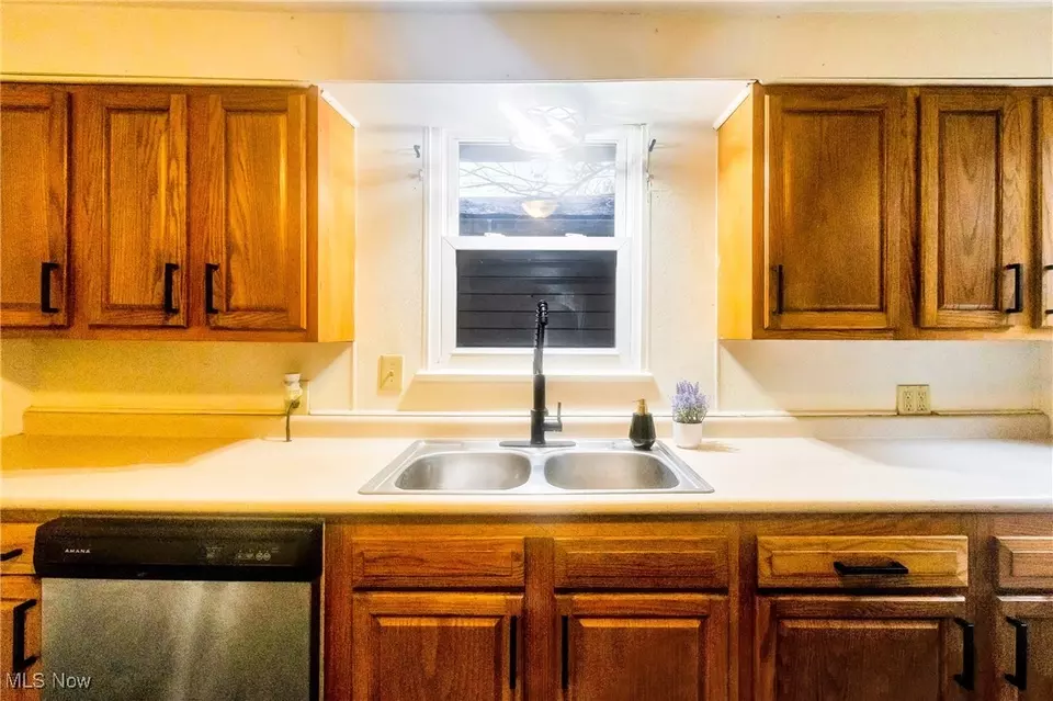Kitchen - 1651 Price Rd, Youngstown, OH 44509 photo 2 of 3
