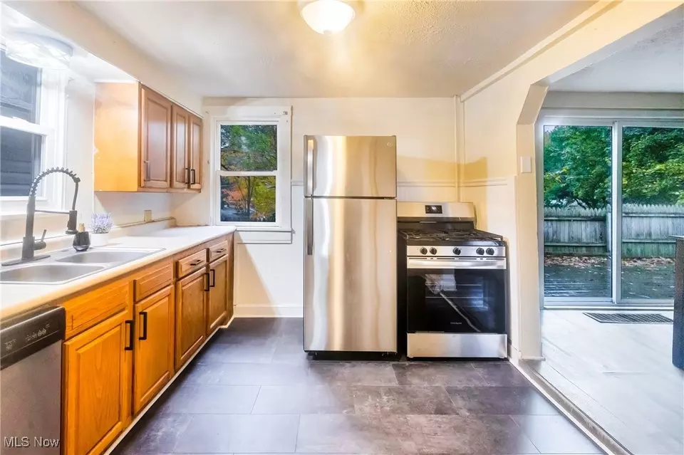 Kitchen - 1651 Price Rd, Youngstown, OH 44509 photo 1 of 3