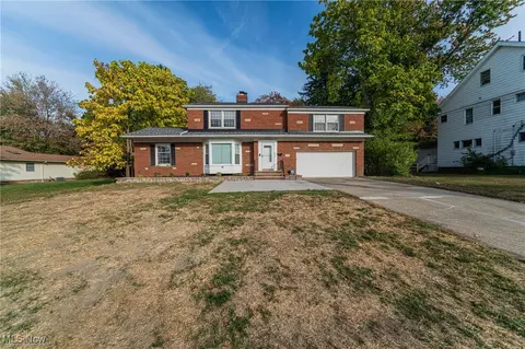 833 E 250th St, Euclid, OH 44132 photo 2