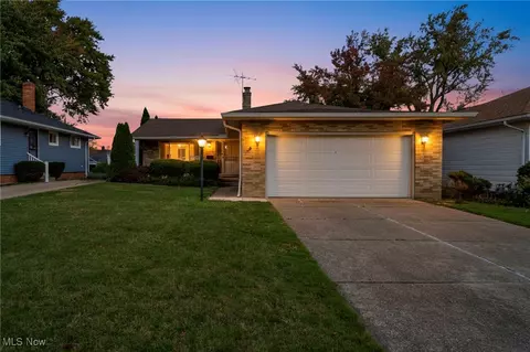 15809 Dunbury Dr, Maple Heights, OH 44137