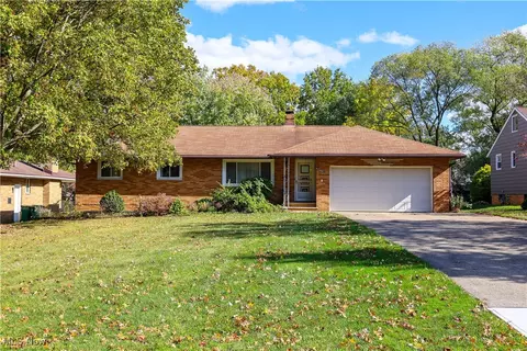 5833 Kuenzer Dr, Seven Hills, OH 44131