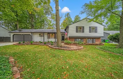 1066 Eastlawn Dr, Highland Heights, OH 44143