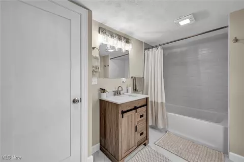 Bath - 5827 Jefferson Ave, Ashtabula, OH 44004 photo 1 of 3