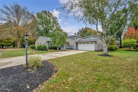 381 Bates Dr, Bay Village, OH 44140