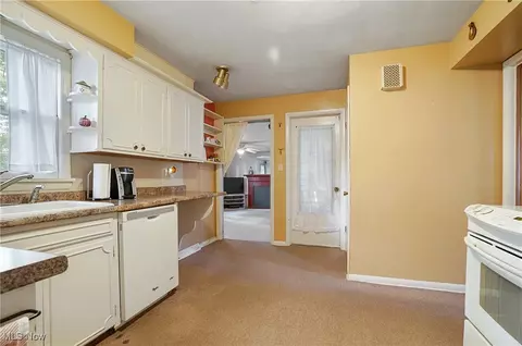 Entry Way - 6229 Appleridge Dr, Boardman, OH 44512 photo 1 of 2