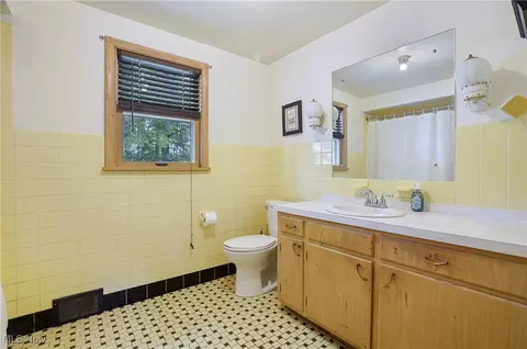 Bath - 6229 Appleridge Dr, Boardman, OH 44512 photo 2 of 3