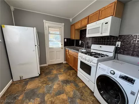 Kitchen - 324 E 235th St, Euclid, OH 44123 photo 1 of 2