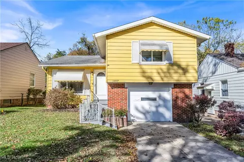 12517 Park Knoll Dr, Garfield Heights, OH 44125