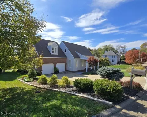 8 Merrywood Ln, Vienna, WV 26105