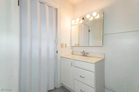 Bath - 934 E 223rd St, Euclid, OH 44123 photo 2 of 4
