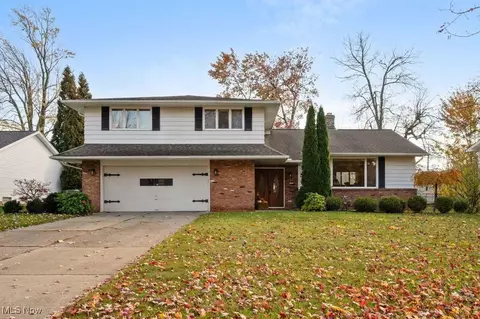5560 Lansbury Ln, Lyndhurst, OH 44124