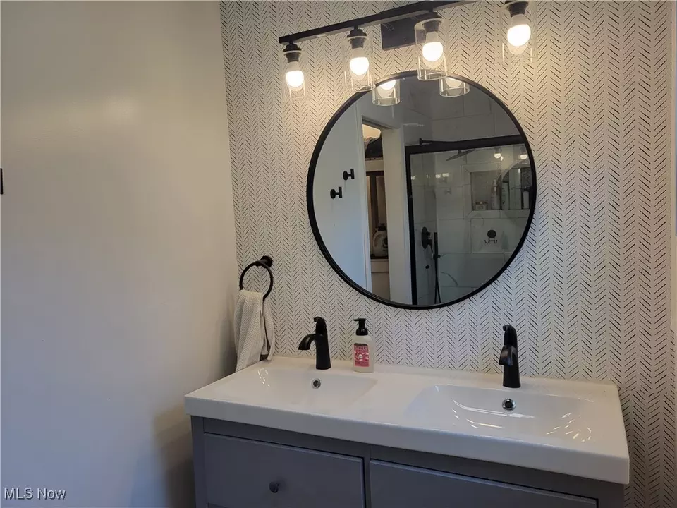 Bath - 608 Kerr Ave, Cadiz, OH 43907 photo 3 of 5