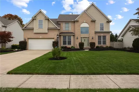 15379 Old Oak Dr, Strongsville, OH 44149