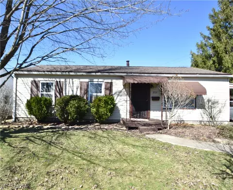 2521 Beech St, Girard, OH 44420