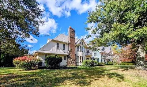 2312 N Saint James Pkwy, Cleveland Heights, OH 44106