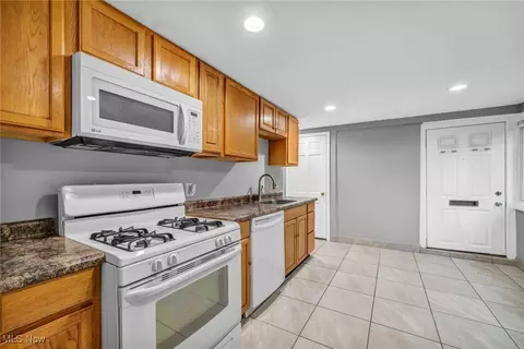 Kitchen - 1552 E 254th St, Euclid, OH 44117 photo 3 of 3