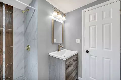 Bath - 1552 E 254th St, Euclid, OH 44117 photo 5 of 5
