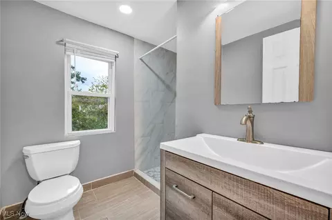Bath - 1552 E 254th St, Euclid, OH 44117 photo 3 of 5