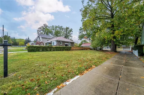 Exterior - 1552 E 254th St, Euclid, OH 44117 photo 4 of 8