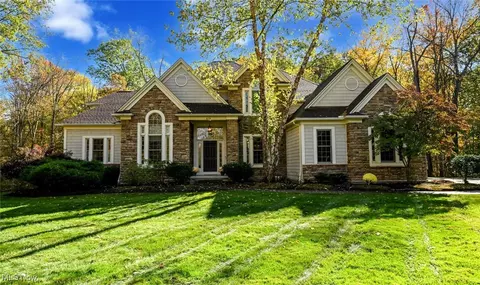 679 Deep Woods Dr, Aurora, OH 44202