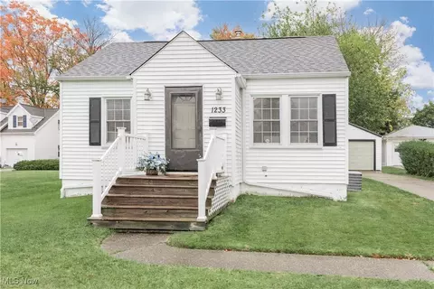 1233 Summit Dr, Mayfield Heights, OH 44124