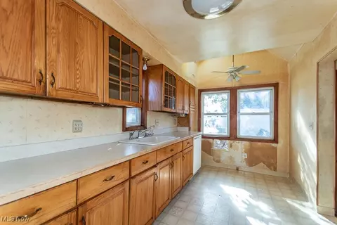 21050 Fuller Ave, Euclid, OH 44123 photo 7