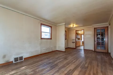 21050 Fuller Ave, Euclid, OH 44123 photo 4