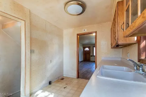 21050 Fuller Ave, Euclid, OH 44123 photo 9
