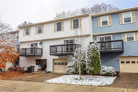 147 Quaker Ridge Dr, Akron, OH 44313