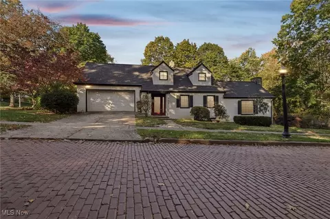 525 Palisades Dr, Akron, OH 44303