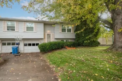 8052 Castle Rock Dr NE, Warren, OH 44484