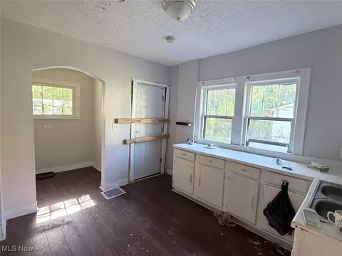 650 Easter Ave, Akron, OH 44307 photo 9