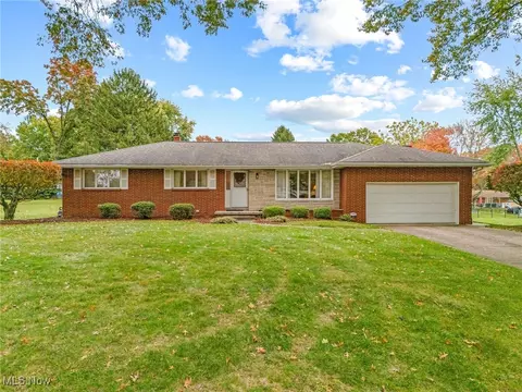 930 Las Olas St NW, North Canton, OH 44720