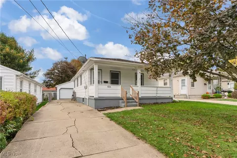 608 Maplewood Ave, Struthers, OH 44471