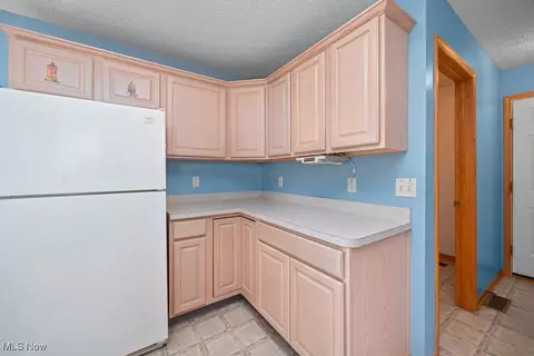 Kitchen - 222 Stonehedge Dr, Elyria, OH 44035 photo 3 of 5