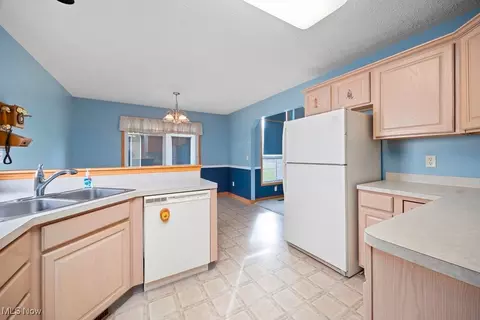 Kitchen - 222 Stonehedge Dr, Elyria, OH 44035 photo 4 of 5