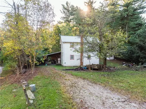 6006 Echo Lake Rd NE, New Philadelphia, OH 44663