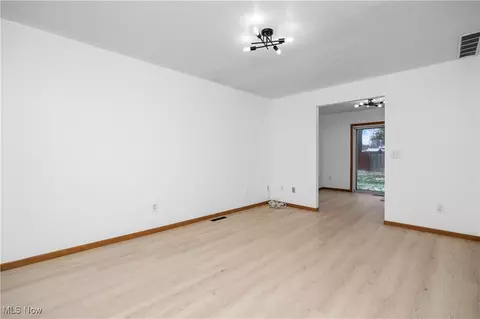 132 Warden Ave, Elyria, OH 44035 photo 4