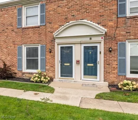 5706 York Dr, Lyndhurst, OH 44124