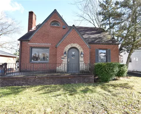 221 Kenmore Ave SE, Warren, OH 44483