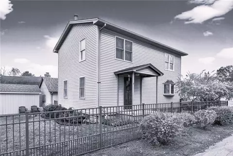 110 N Cross St, Columbiana, OH 44408