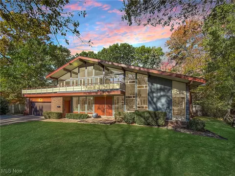 25861 Euclid Chagrin Pkwy, Richmond Heights, OH 44143